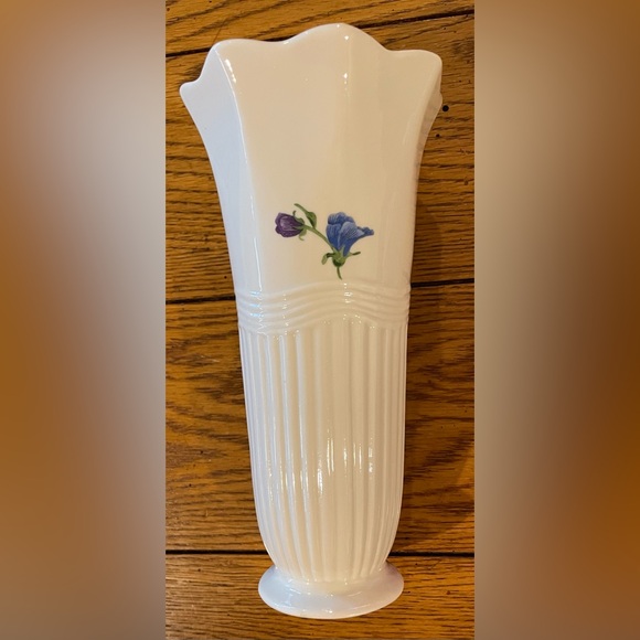 Belleek Vintage Millennium 2000-8 inch ivory vase with pansies - Picture 2 of 4